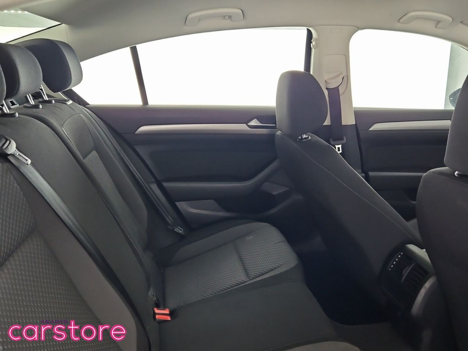 2017 Volkswagen Passat - image 10