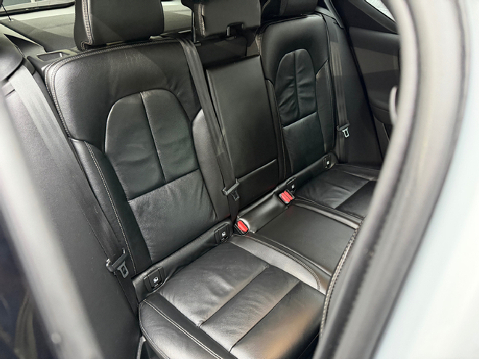 2021 Volvo XC40 - image 18