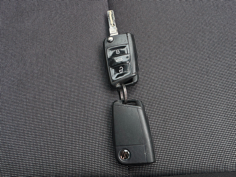 2013 Volkswagen Golf - image 28