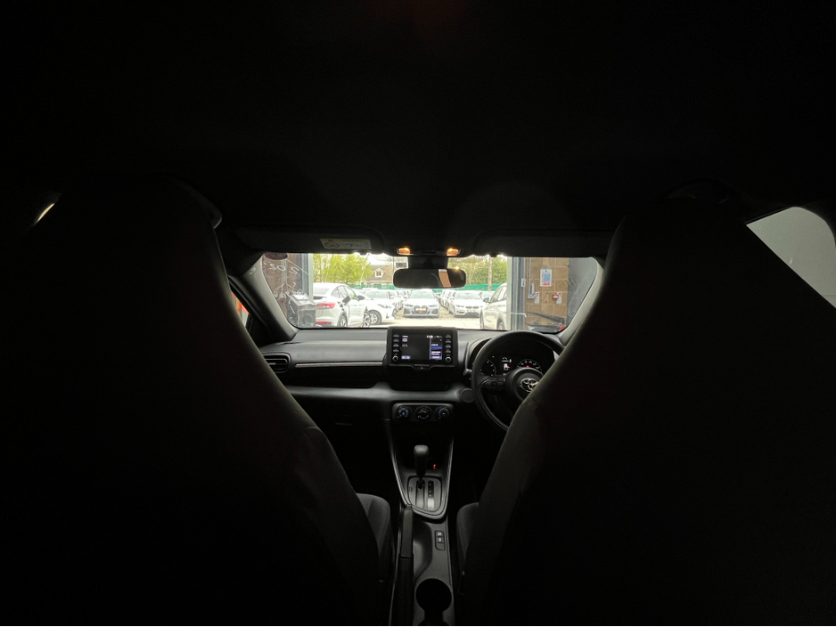 2022 Toyota Yaris - image 10