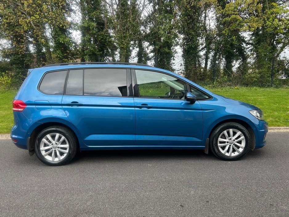 2017 Volkswagen Touran - image 4