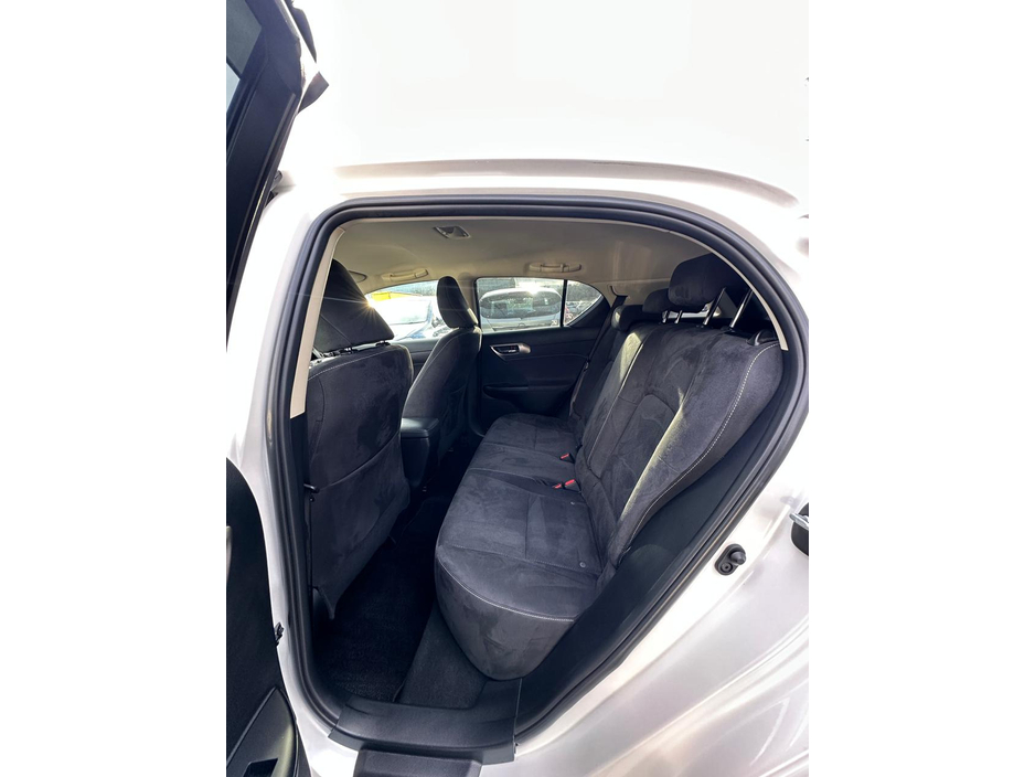 2019 Lexus CT 200 h - image 11