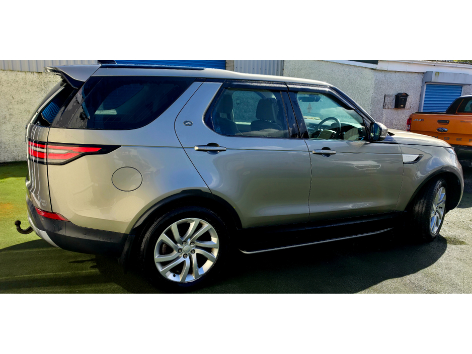 2018 Land Rover Discovery - image 4