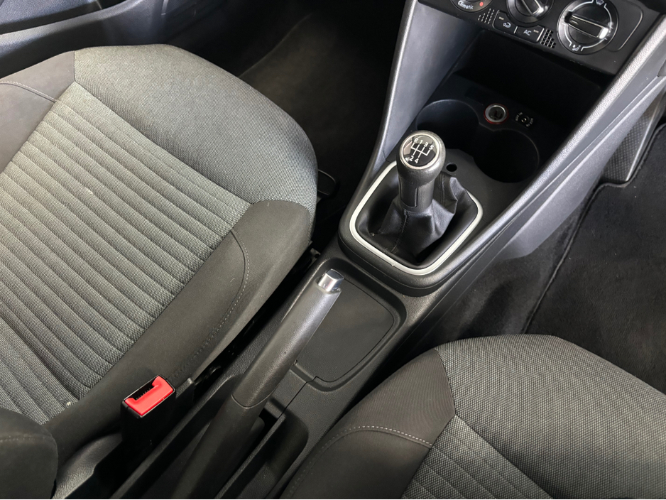 2011 Volkswagen Polo - image 9