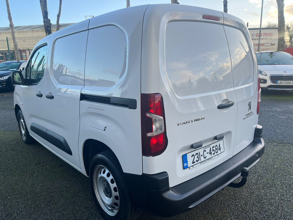 2023 Peugeot Partner  €16,260