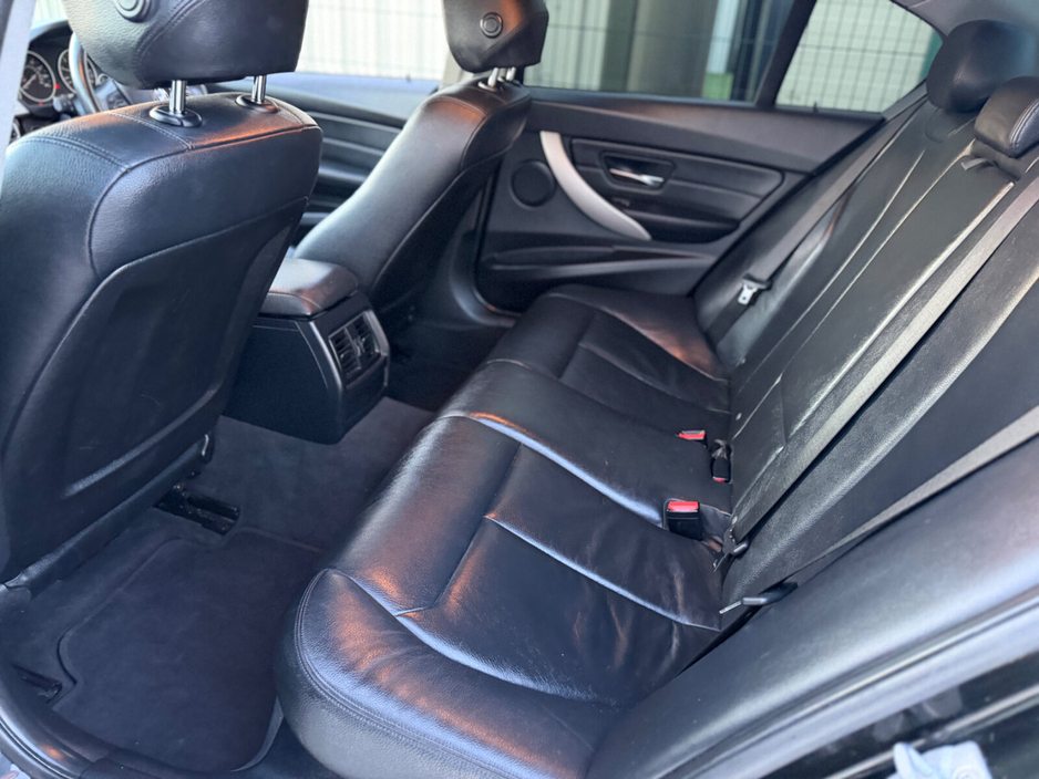 2017 BMW 3 Series - image 12