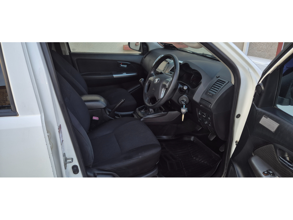 2014 Toyota Hilux - image 7