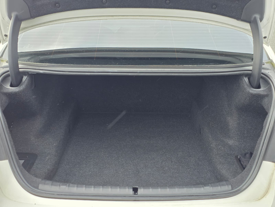 2021 BMW 5 Series - image 23