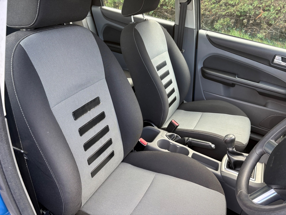 2010 Ford Focus - image 14