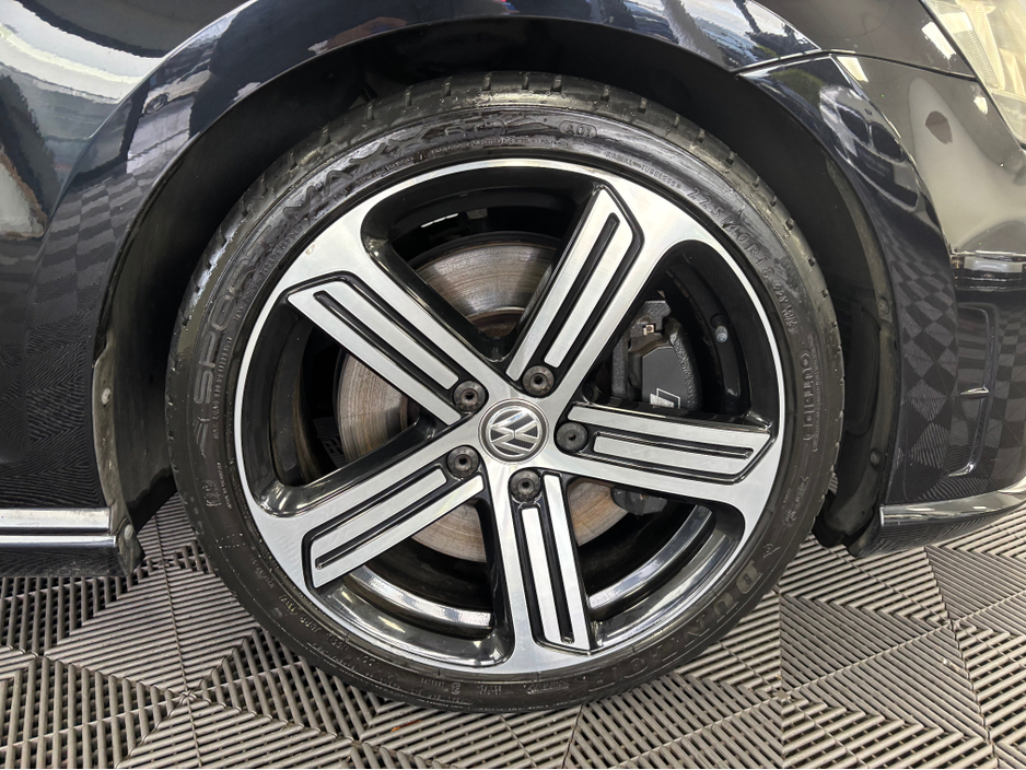 2014 Volkswagen Golf *VOLKSWAGEN GOLF R* *DSG* *KEYLESS ENTRY* *DCC* *PARKING SENSORS* *REVERSE CAMERA* *HEATED LEATHER ELECTRIC SEATS* *WIDE SCREEN *TRADE INS WELCOME* *2.0 R 4MOTION 300PS 5DR* €22,950