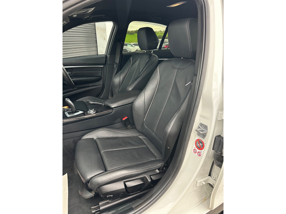 2017 BMW 3 Series - image 22