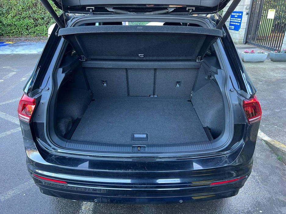 2018 Volkswagen Tiguan R-LINE 2.0 TDI 4MOTION // BLACK EDITION // HEADS-UP DISPLAY // 360 SURROUND PARKING CAMERAS €28,950