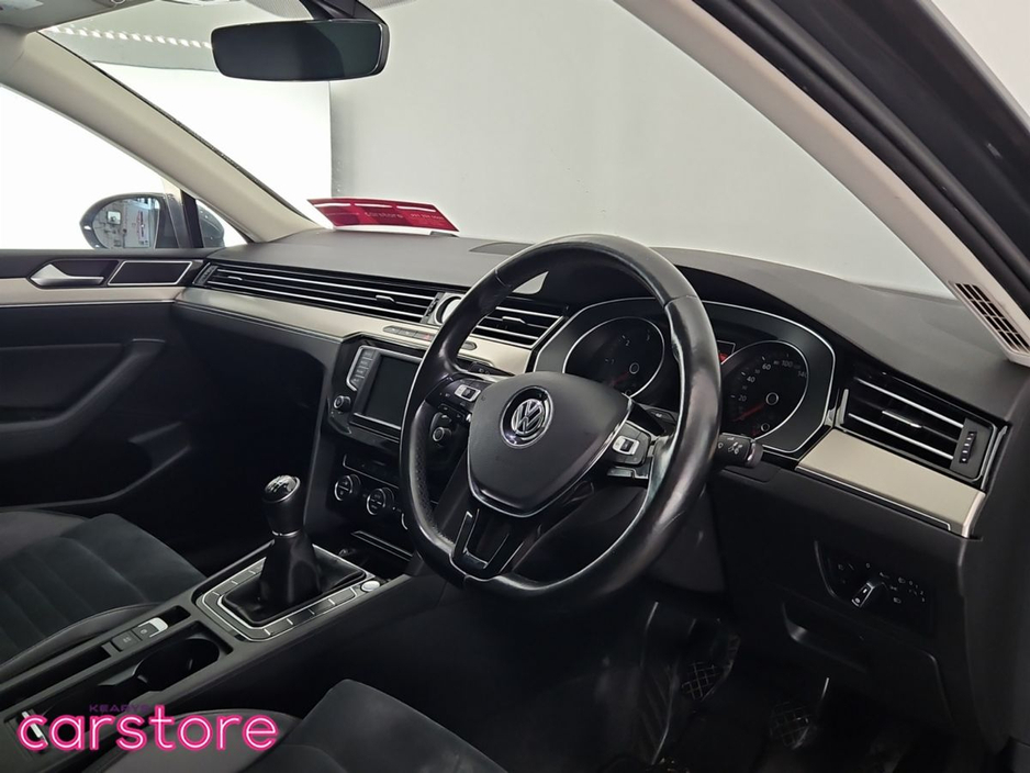 2016 Volkswagen Passat - image 9