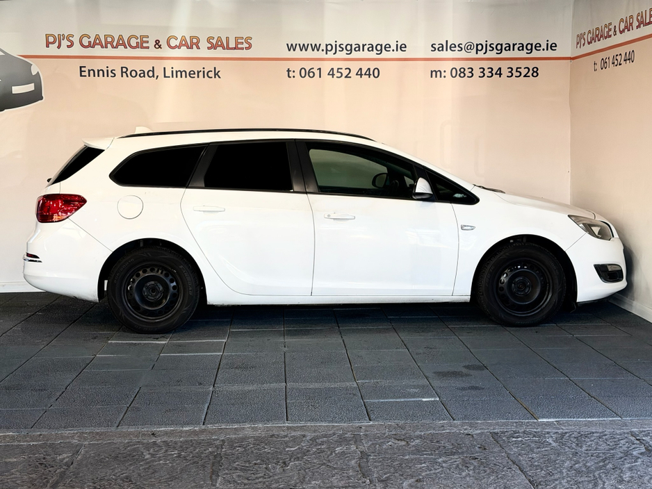 2012 Opel Astra - image 4