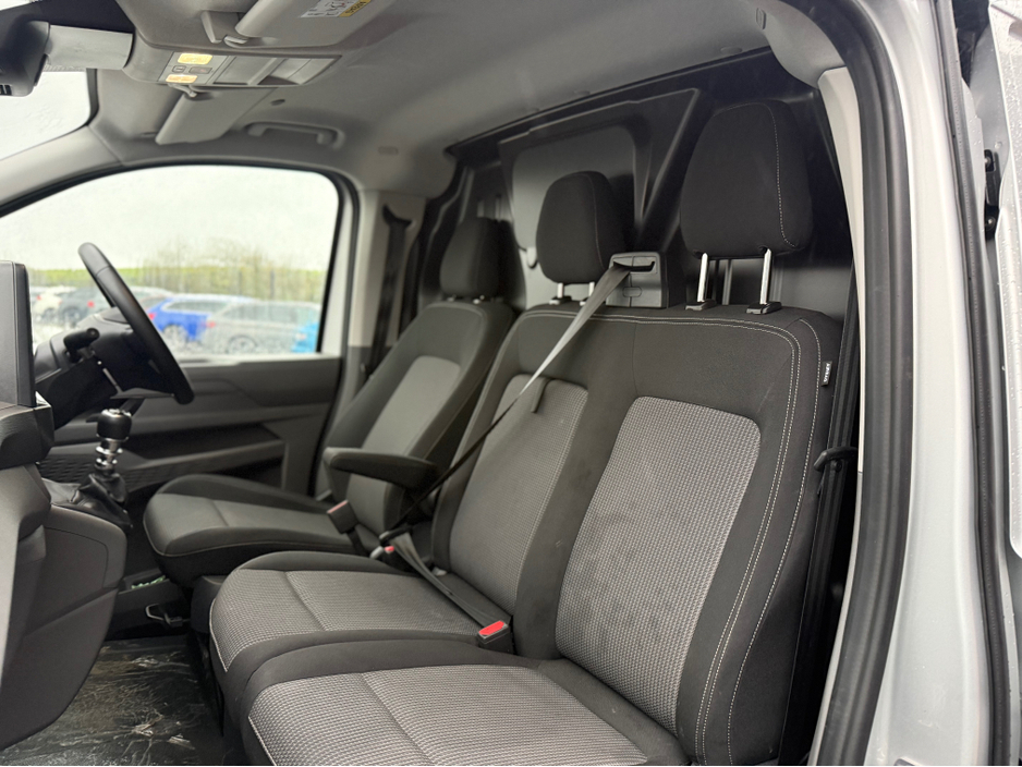 2025 Volkswagen Transporter - image 11