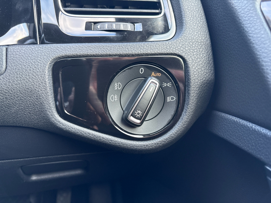 2014 Volkswagen Golf - image 16