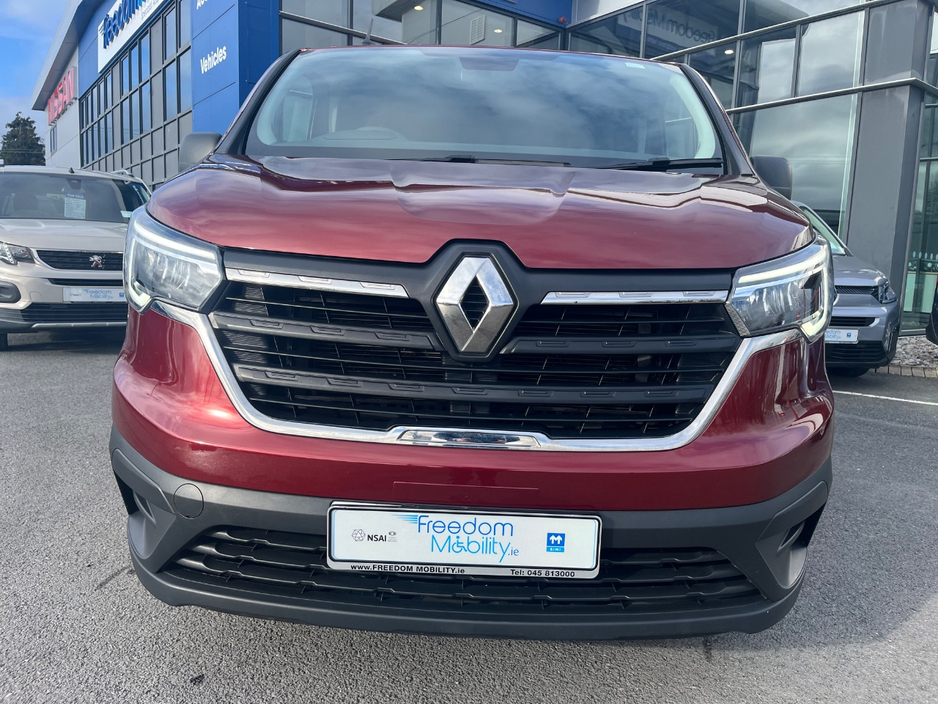 2023 Renault Trafic Passenger - image 2