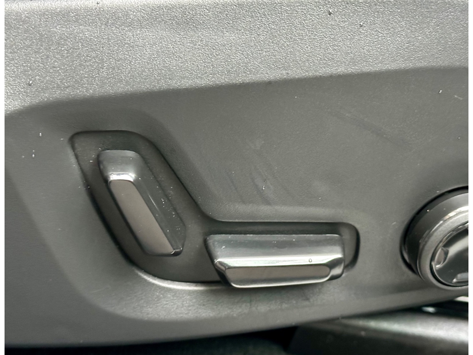 2025 Volvo XC60 - image 16