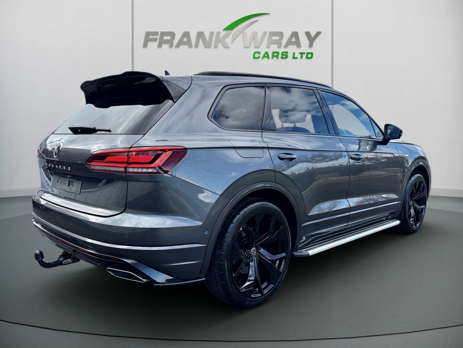2019 Volkswagen Touareg - image 7