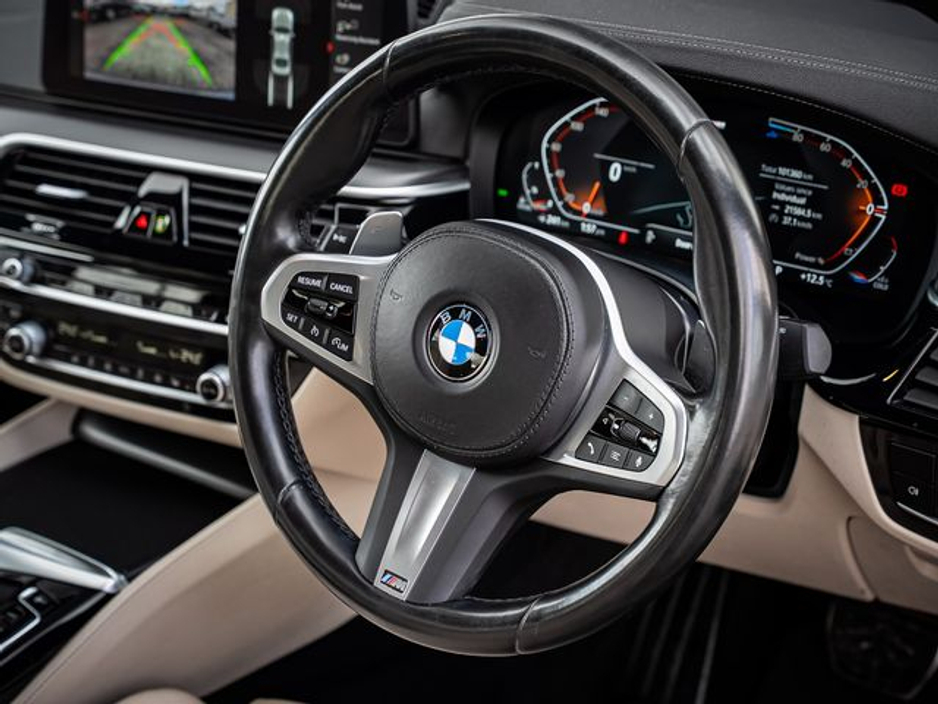 2022 BMW 5 Series - image 6