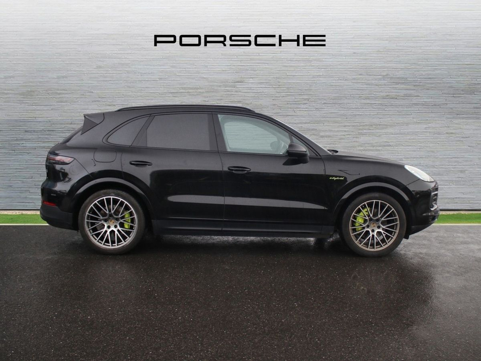 2023 Porsche Cayenne E-Hybrid Platinum Edition €77,000