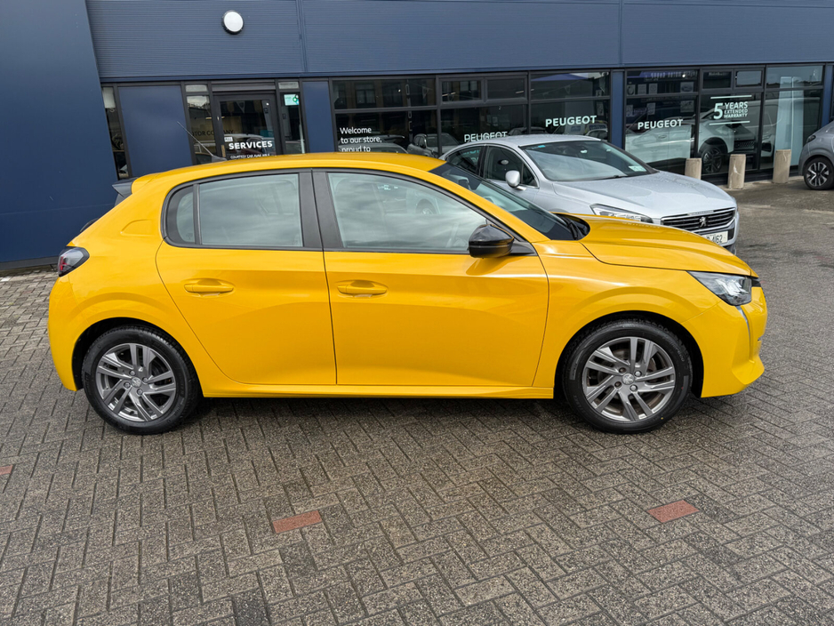 2022 Peugeot 208 - image 3