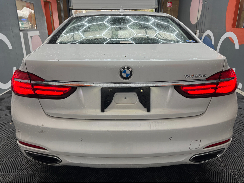 2017 BMW 7 Series - image 3