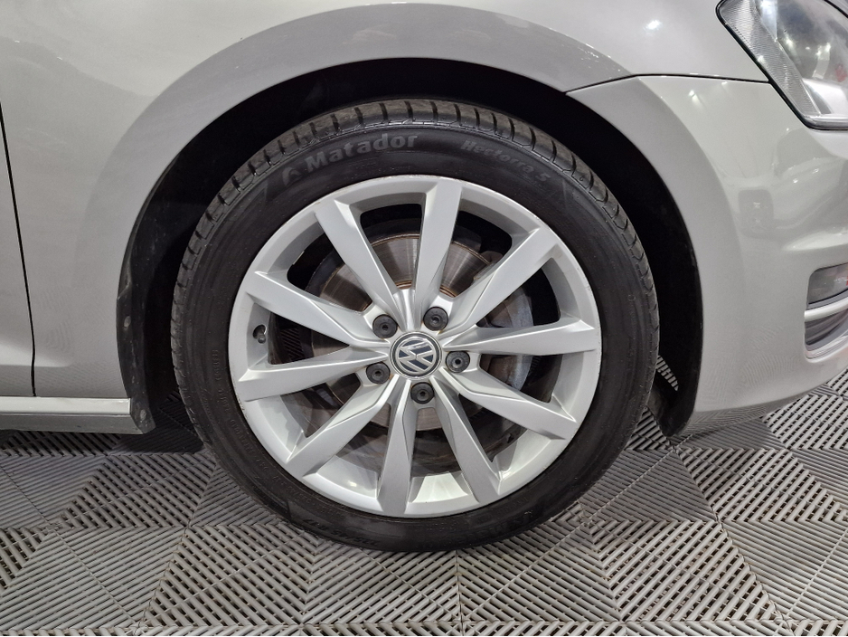 2013 Volkswagen Golf - image 23