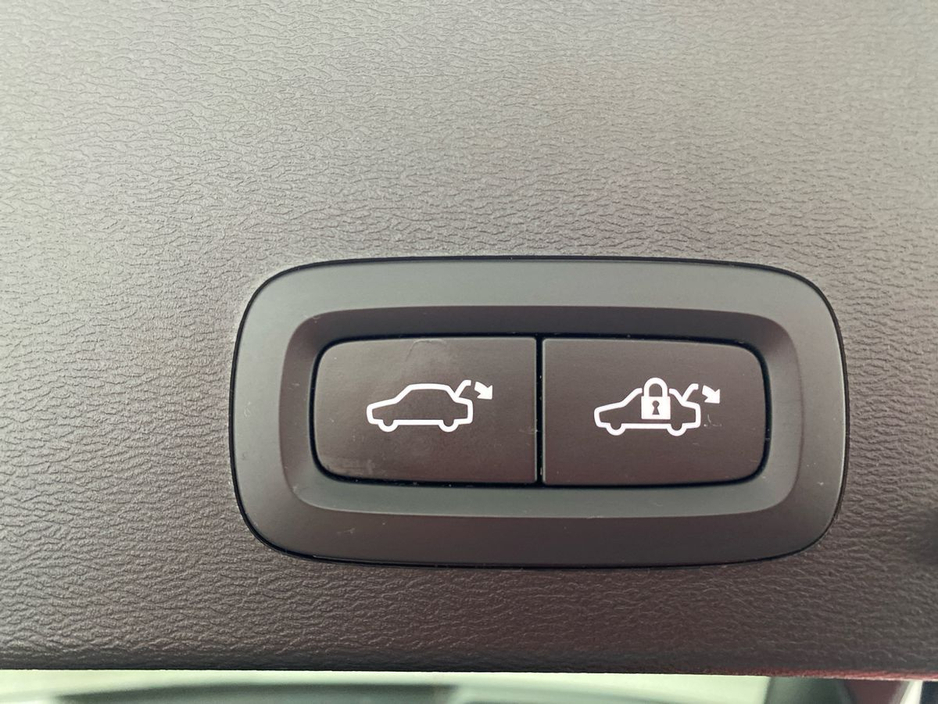 2022 Volvo XC40 - image 13