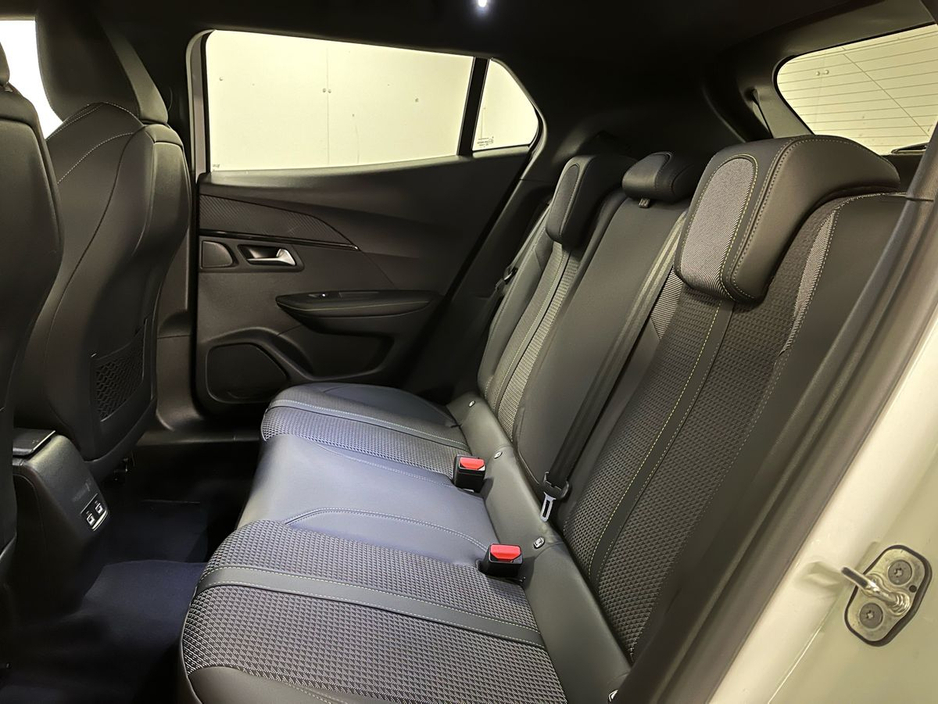 2023 Peugeot 2008 - image 8