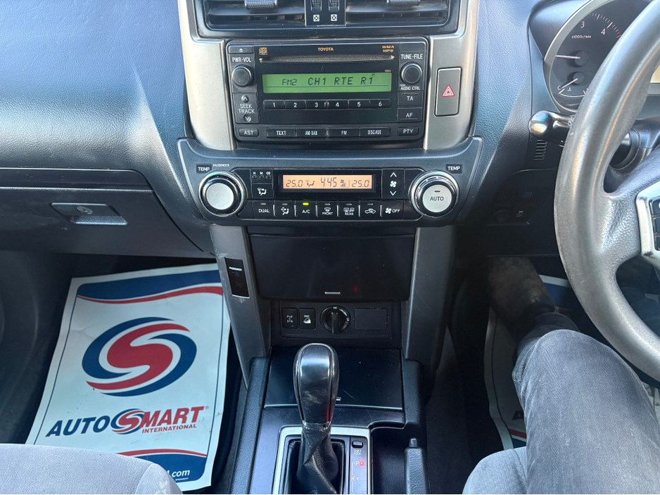 2012 Toyota Landcruiser - image 11