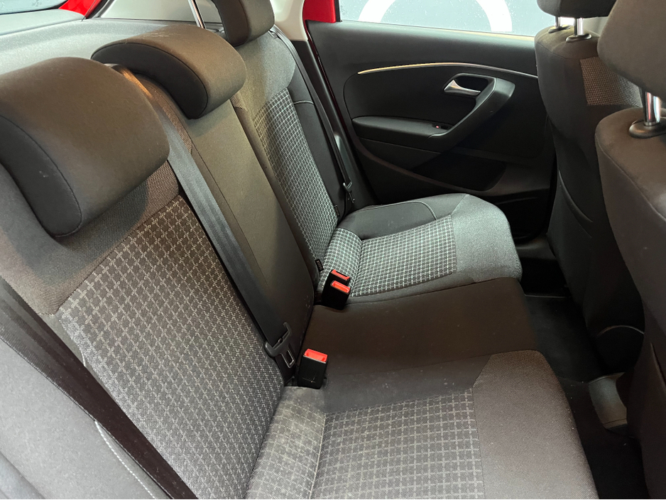 2014 Volkswagen Polo - image 12