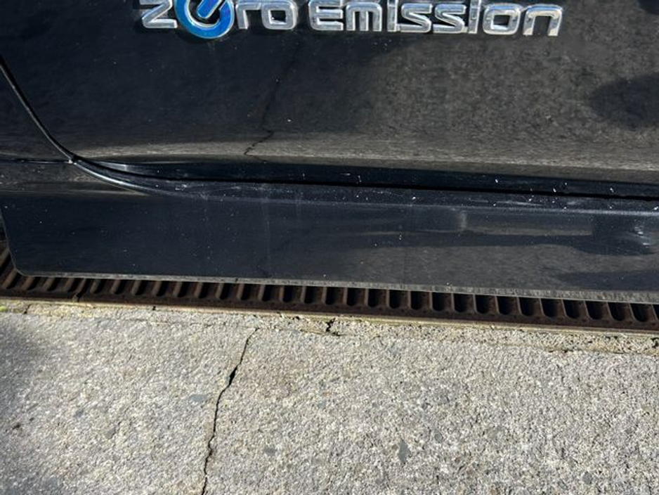 2018 Nissan Leaf - image 5