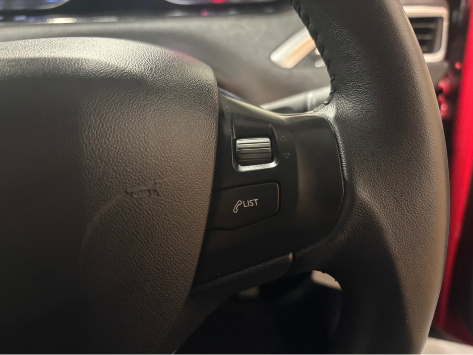 2014 Peugeot 208 - image 12