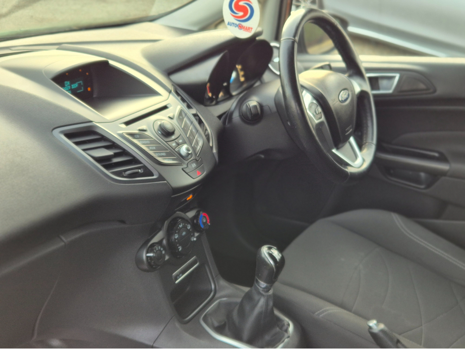 2013 Ford Fiesta - image 9