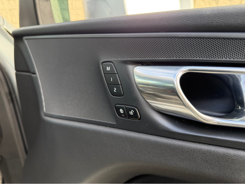 2018 Volvo XC60 - image 23