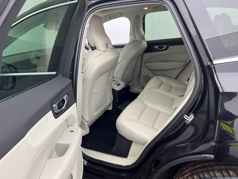 2021 Volvo XC60 - image 4