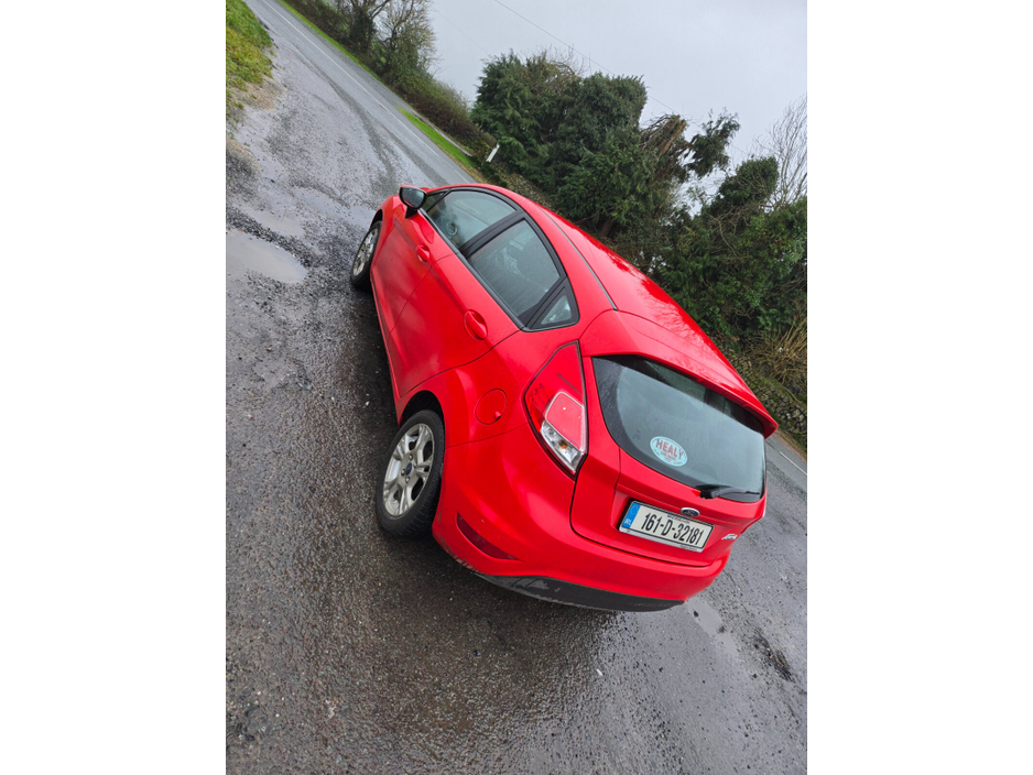 2016 Ford Fiesta - image 2