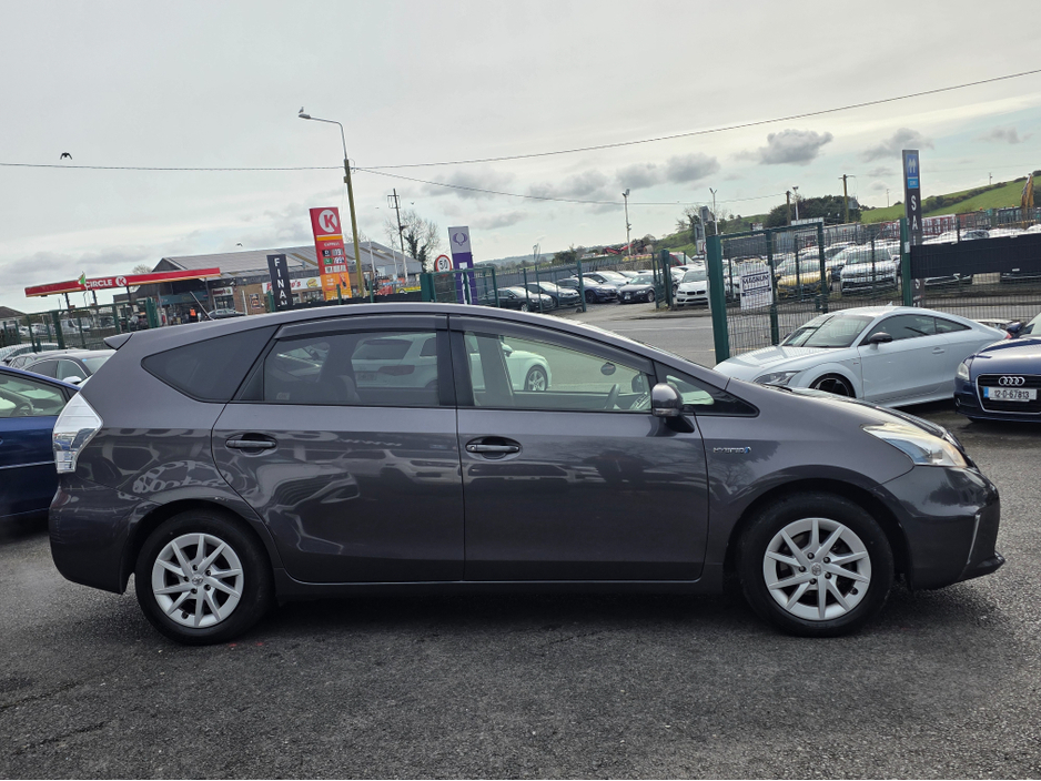 2013 Toyota Prius Alpha - image 3