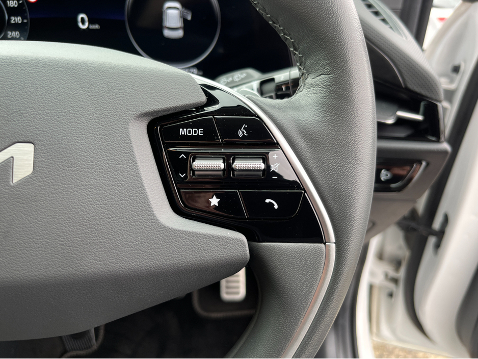 2023 Kia Niro - image 27