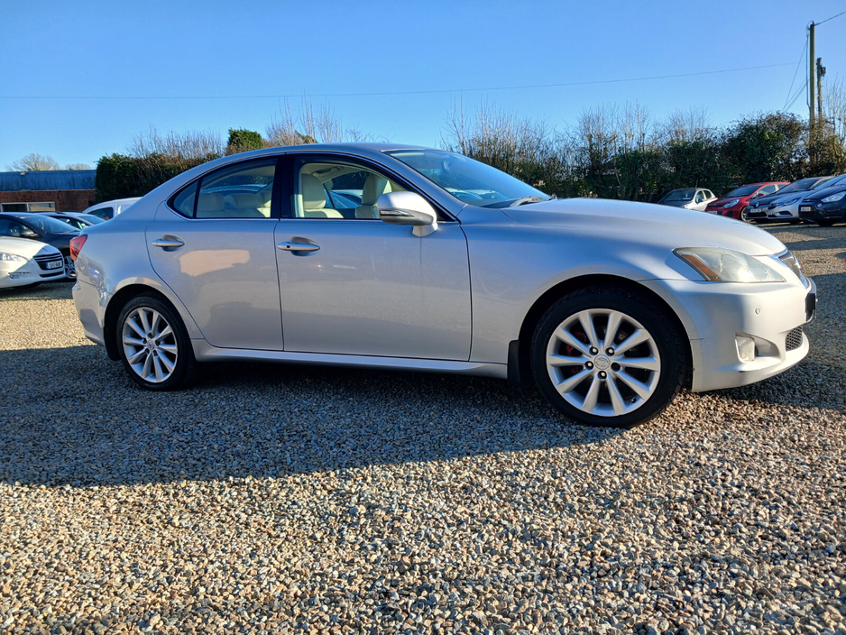 2009 Lexus IS 300 h - image 2