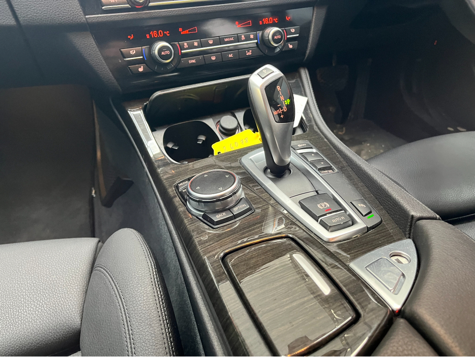 2017 BMW 5 Series - image 25