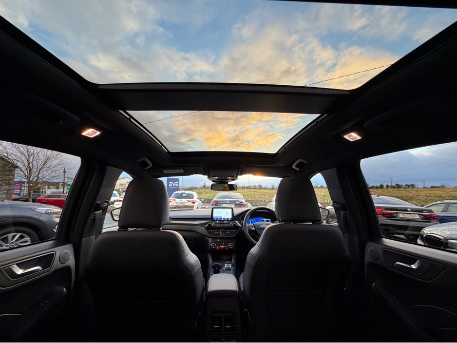 2022 Ford Kuga - image 2