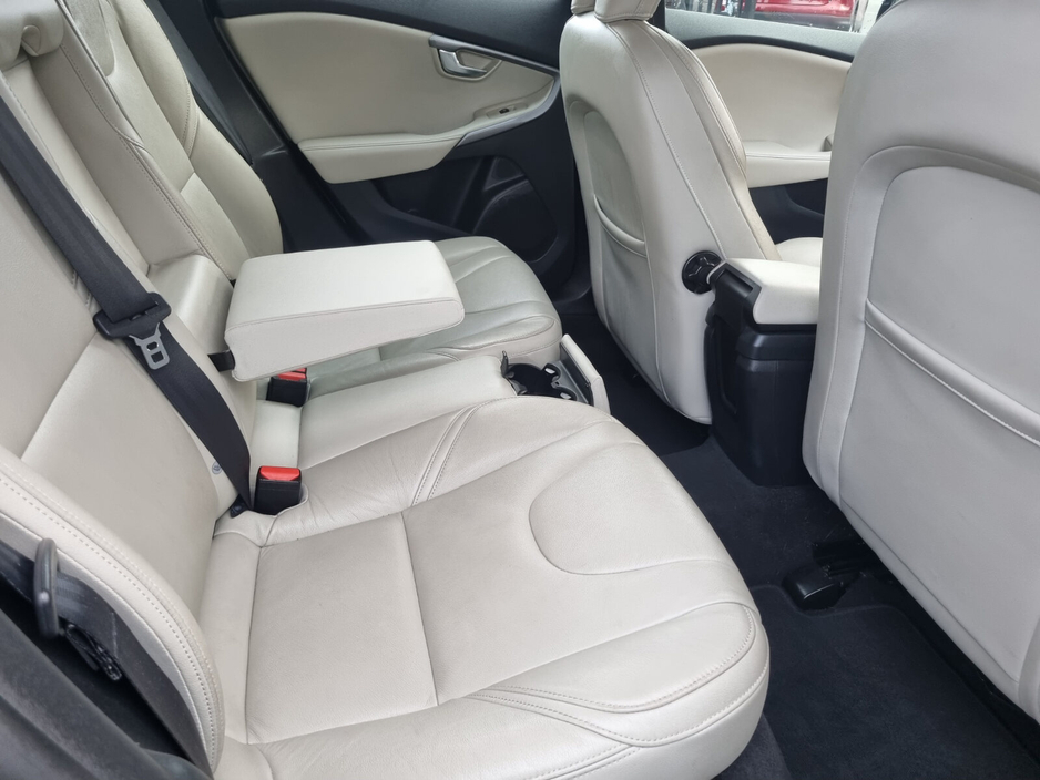 2014 Volvo V40 - image 12