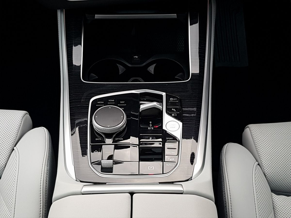 2025 BMW X5 - image 10