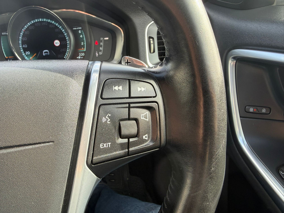 2015 Volvo V60 - image 12