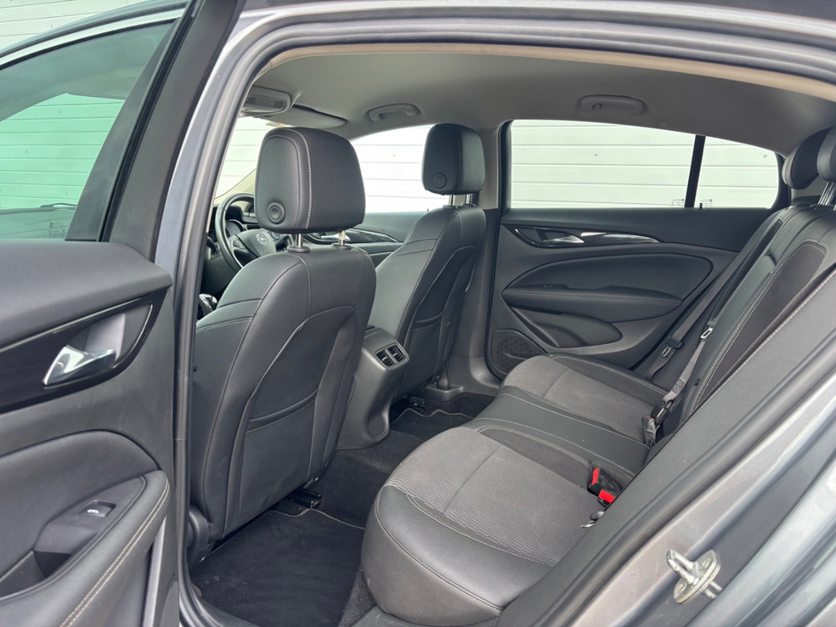 2020 Opel Insignia - image 11