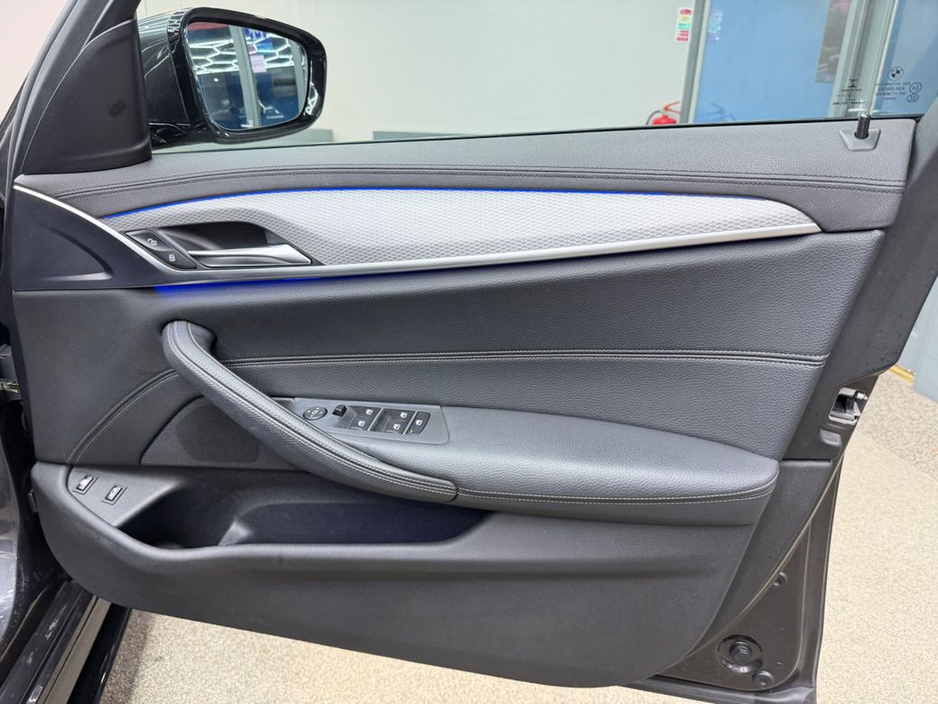 2019 BMW 5 Series - image 27