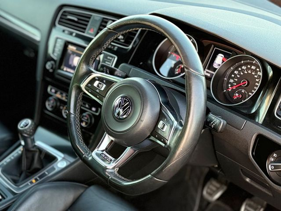 2015 Volkswagen Golf - image 9