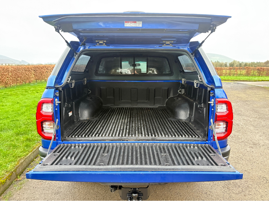 2023 Toyota Hilux - image 9